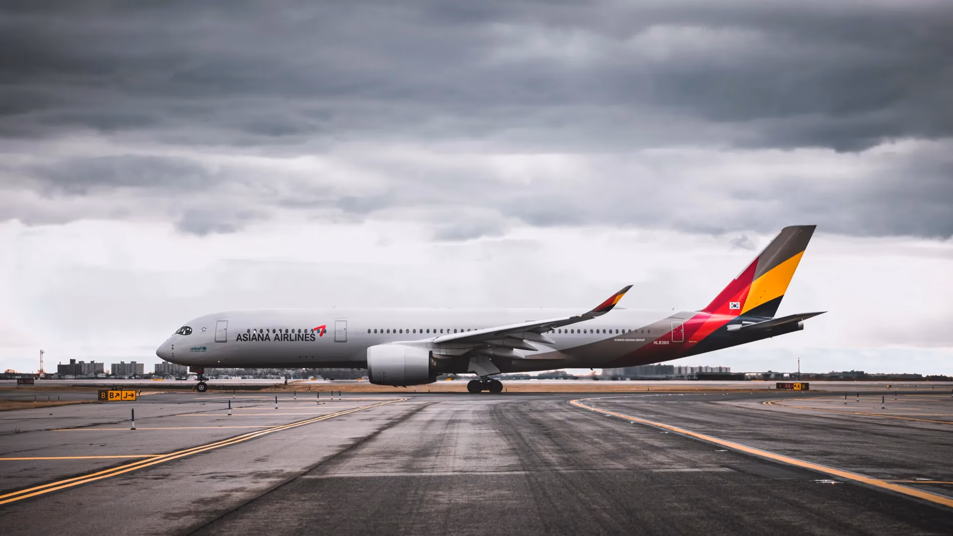 Who makes the Airbus A350 900?