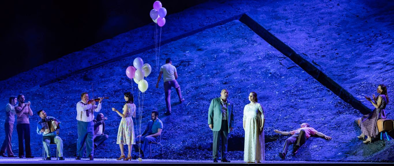 Wie lange dauert die Aida-Inszenierung?