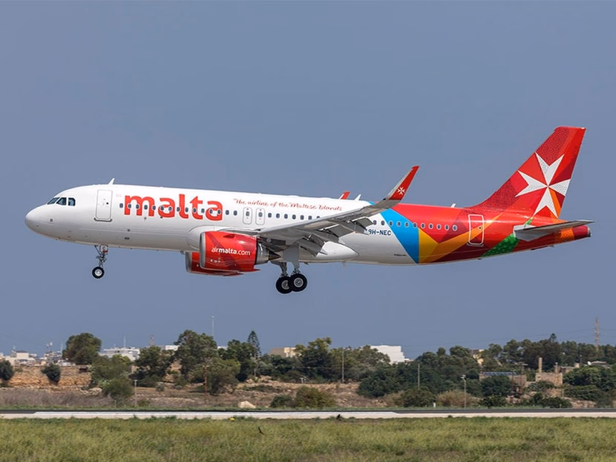 How many airlines fly into Malta (MLA)?