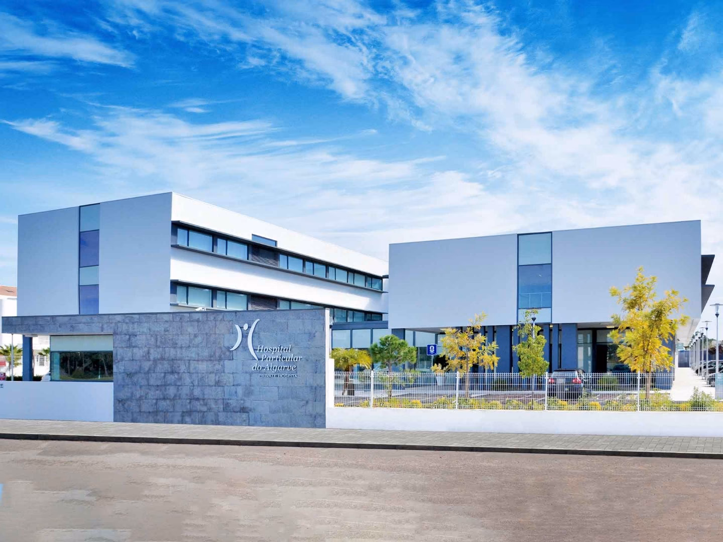 What kind of care does a hospital offer in Algarve?