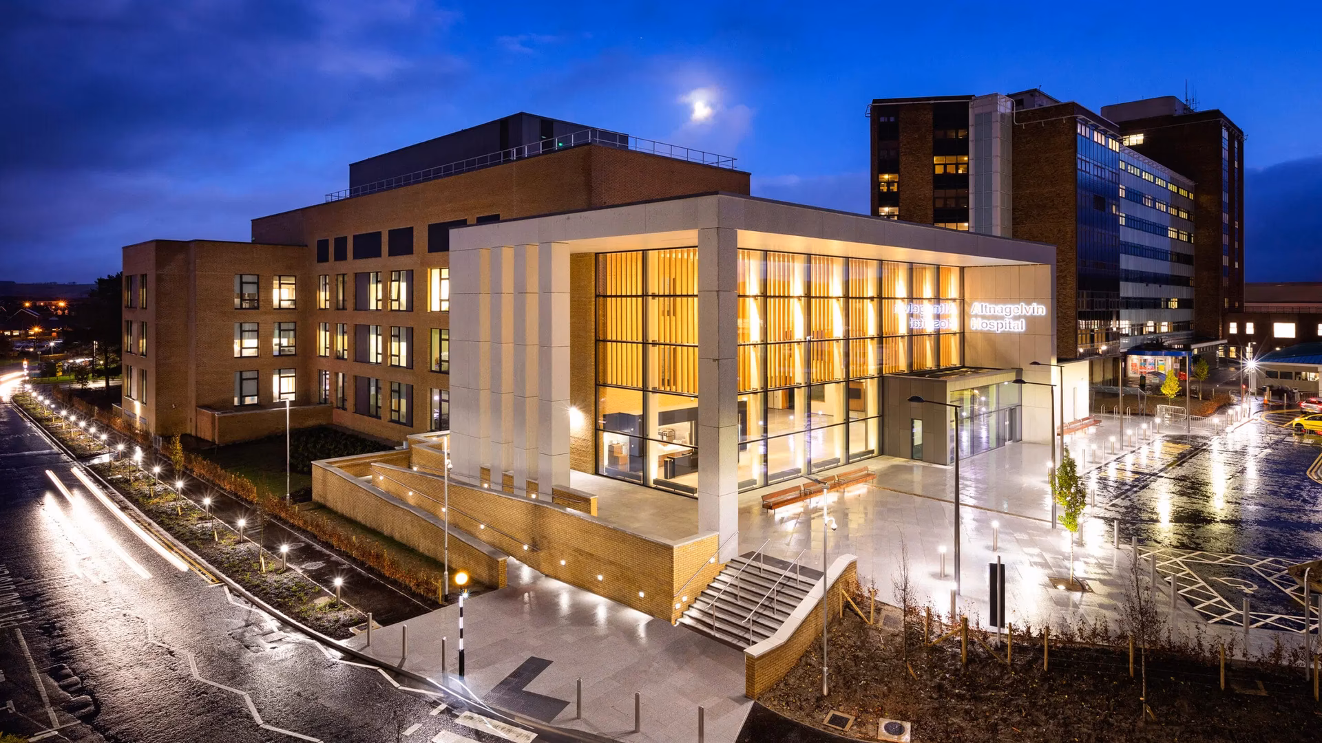 How many beds does Altnagelvin Area Hospital have?