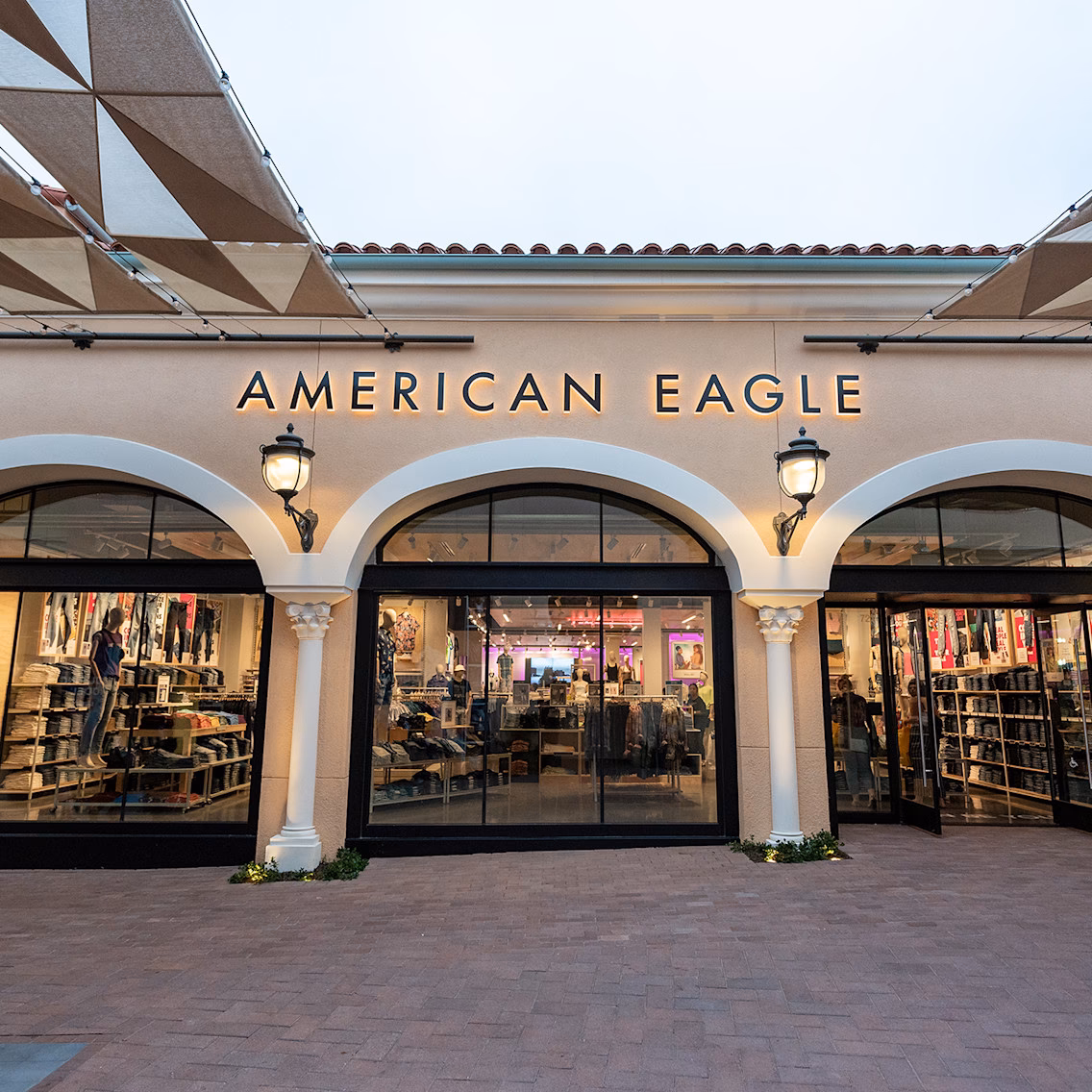 When does American Eagle Outfitters close?
