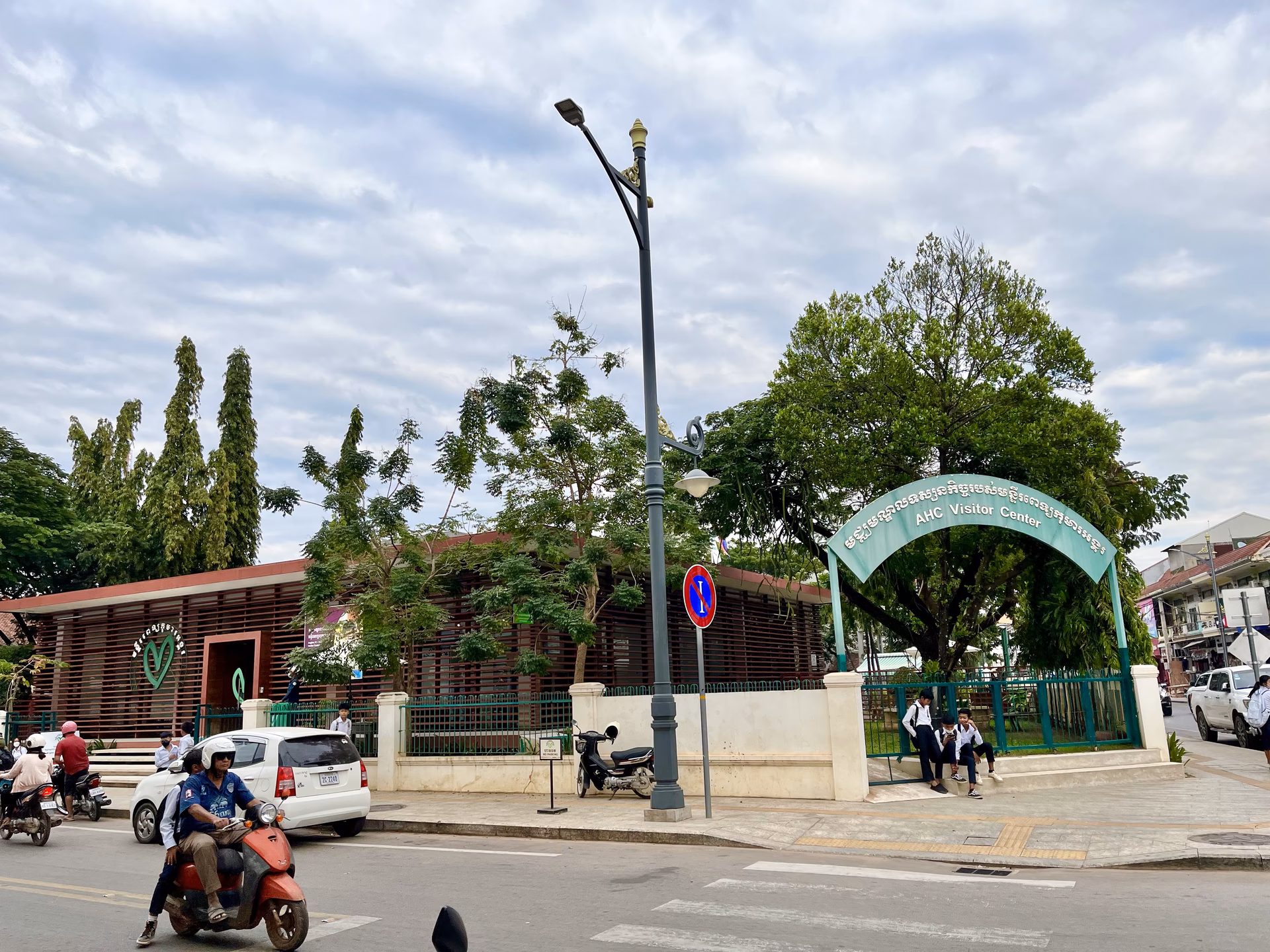 Who founded Angkor Hospital for children?