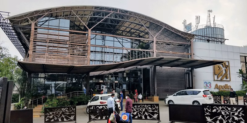 How many beds does Apollo Hospital have?