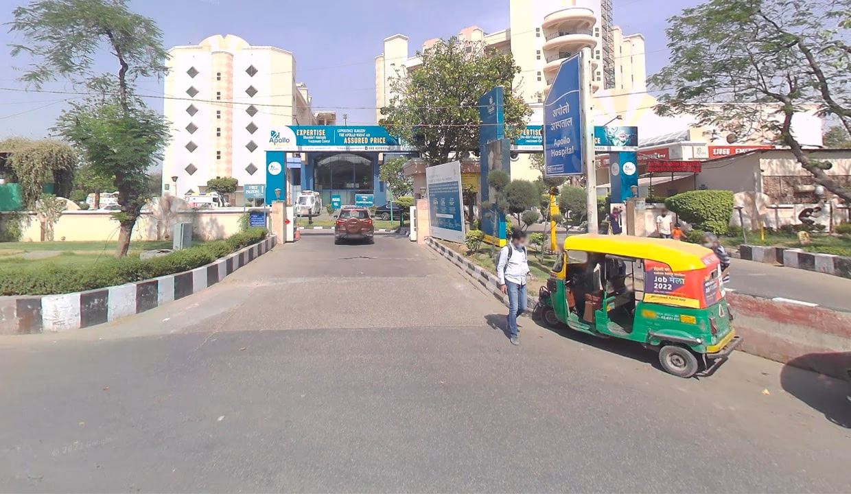 What languages are available at Apollo Hospitals Sarita Vihar?