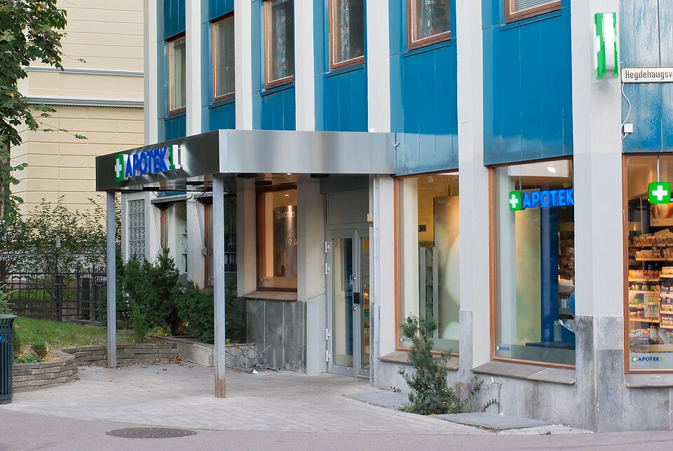 What services does Farmácia Madeira offer?