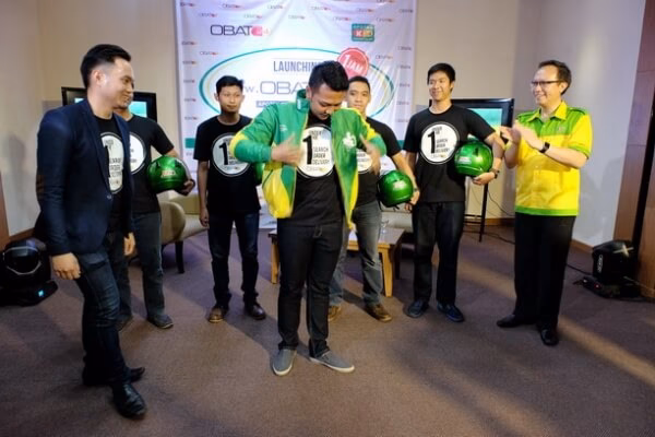 Bagaimana Apotek K-24 melayani pelanggan?