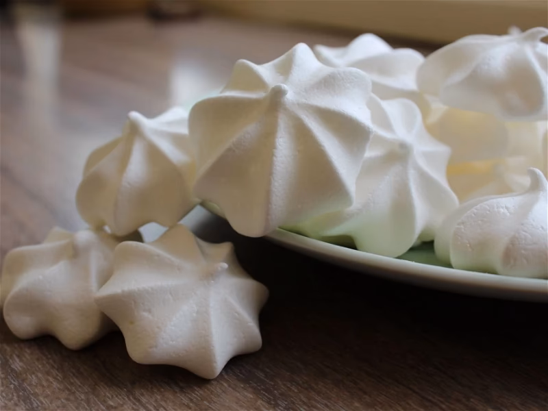 How do you make aquafaba meringues?
