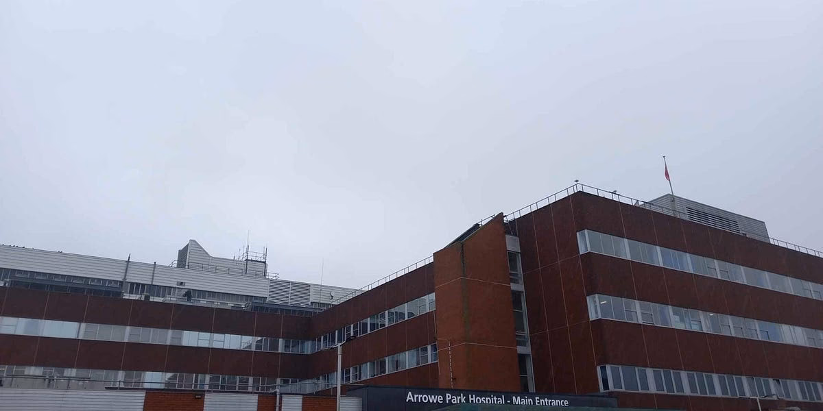 How many nurses work in Arrowe Park critical care?