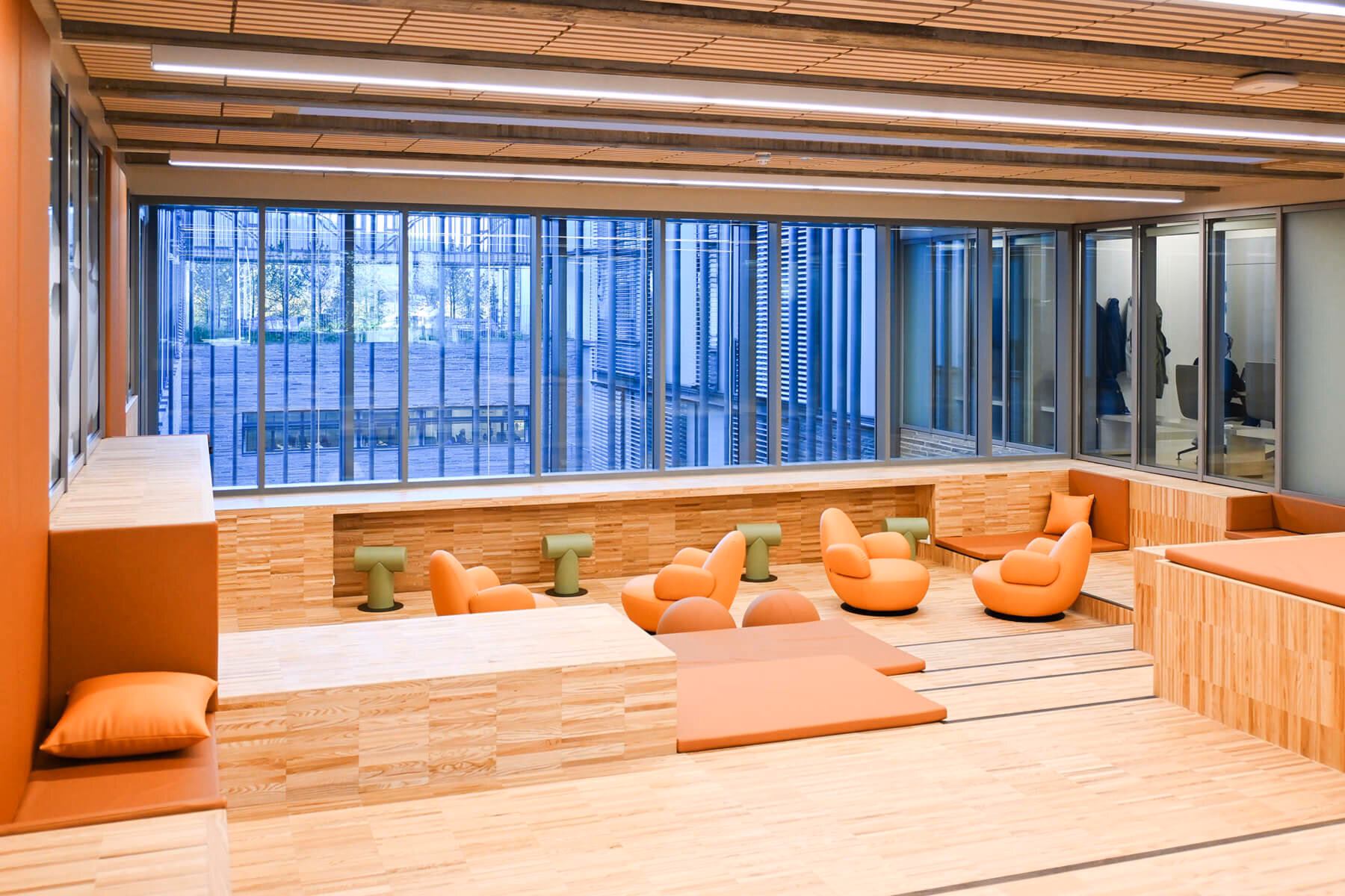 How many people work at Helse Bergen / Haukeland University Hospital?