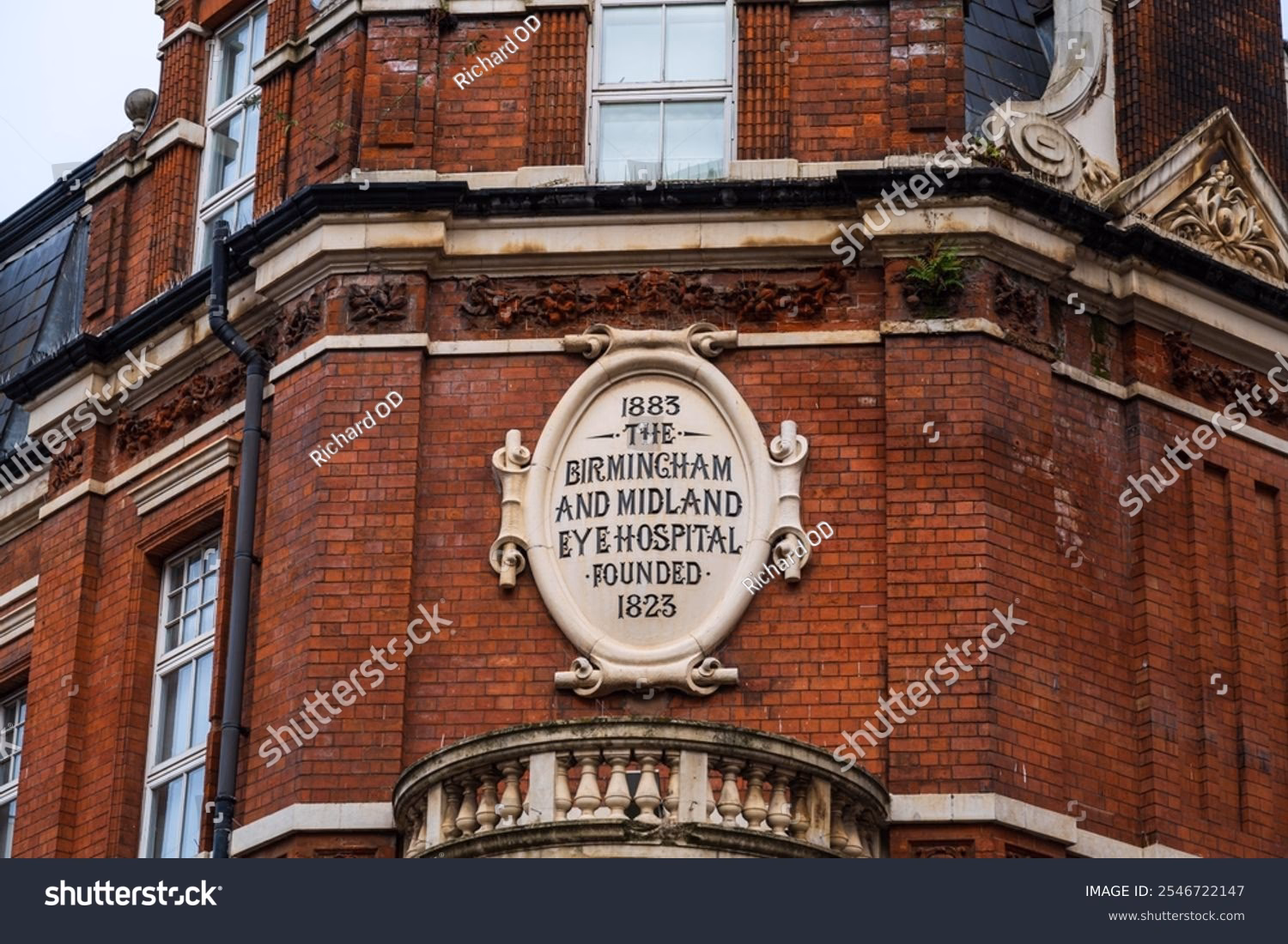 Does Birmingham Midland Eye Centre offer ophthalmology training?