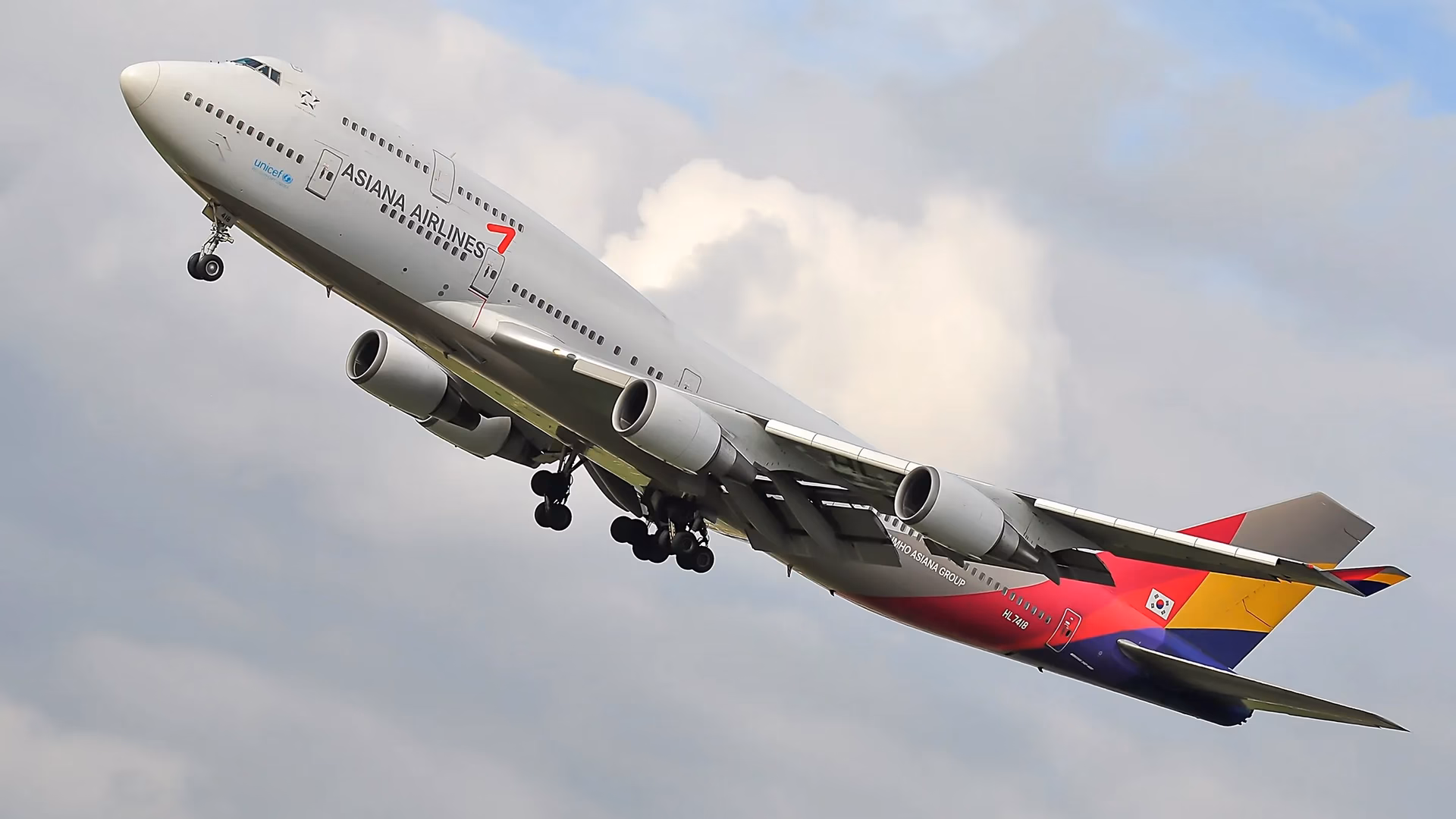 How many seats does a Boeing 747-400 have?