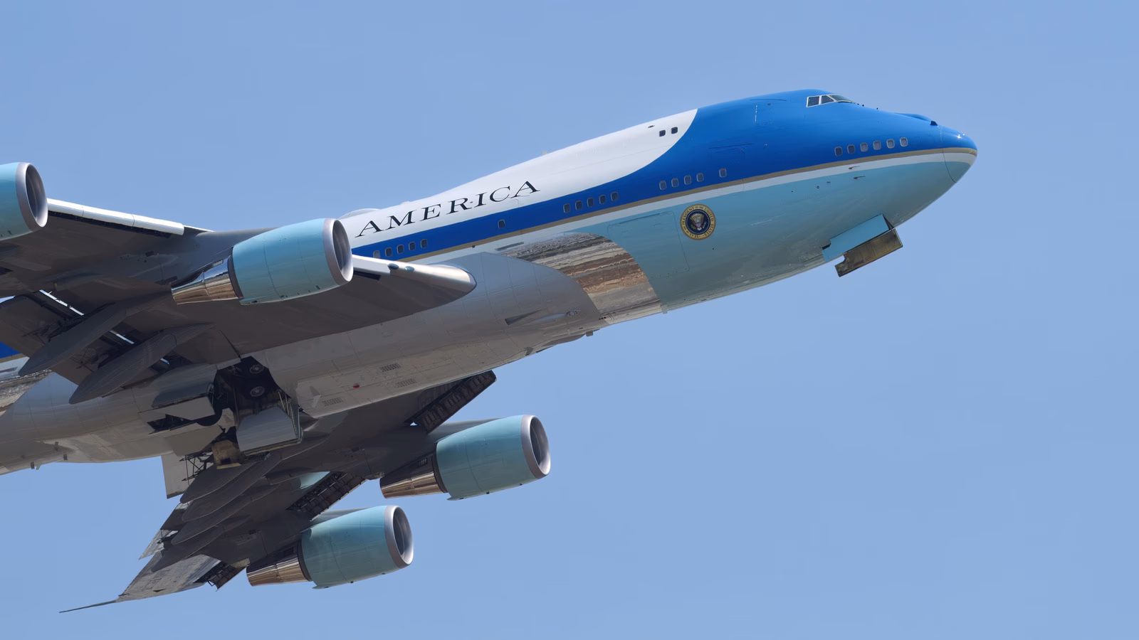 How many seats does a Boeing 747-400 have?