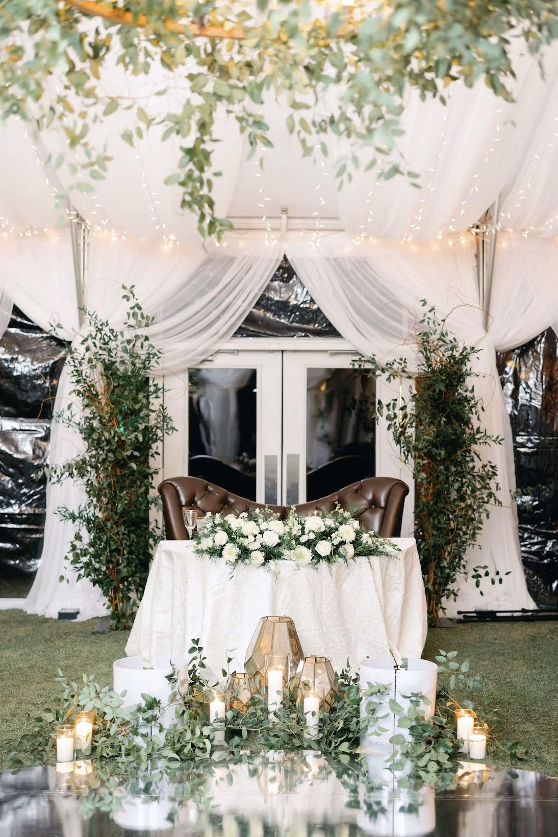 What are table-setting wedding decorations?