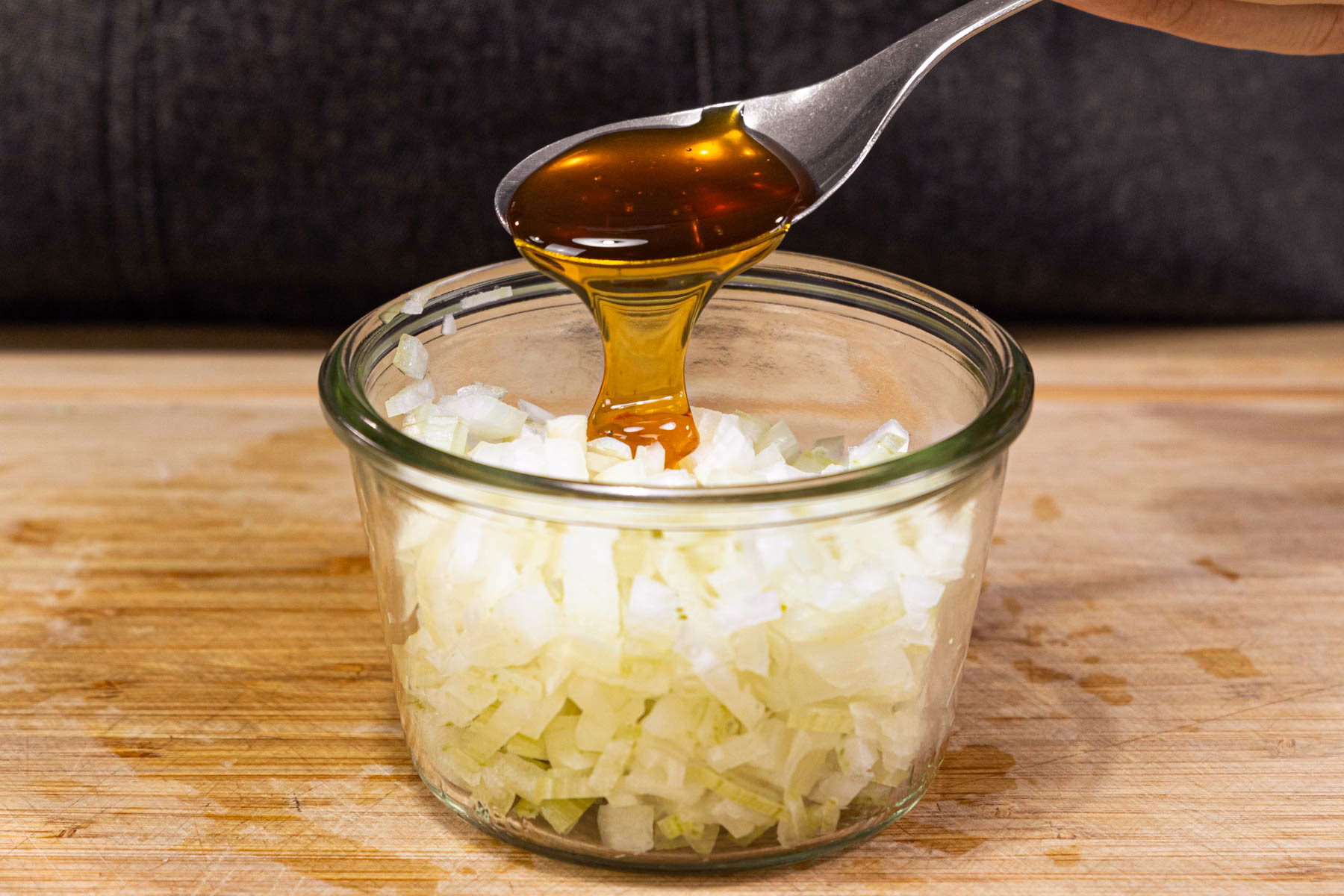 Wie mache ich Zwiebelsaft mit Honig?