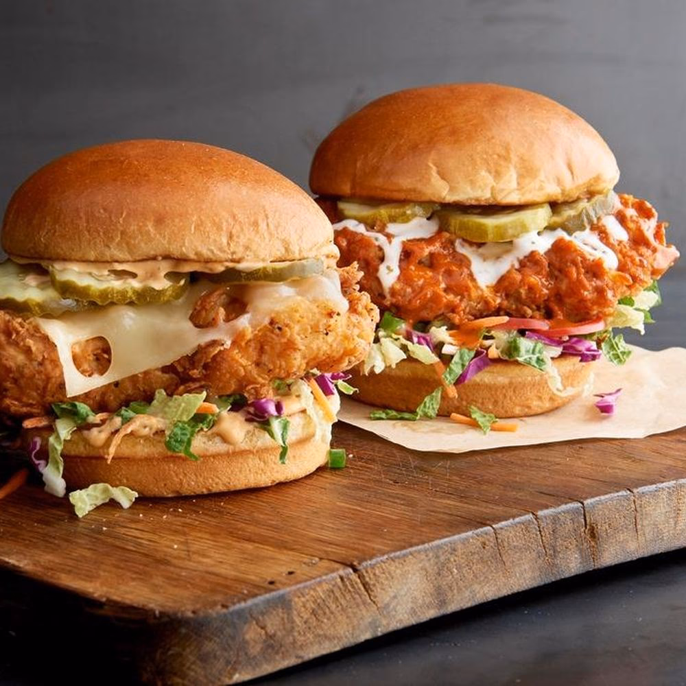 When does BWW open & close?