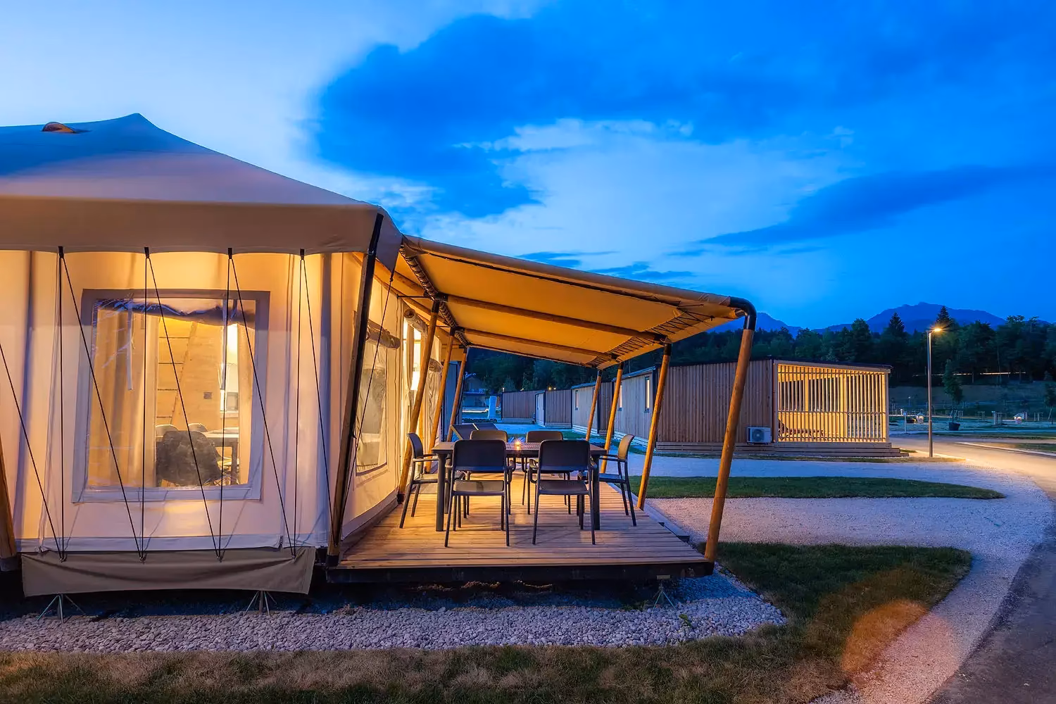 How many glamping houses does camping bled have?