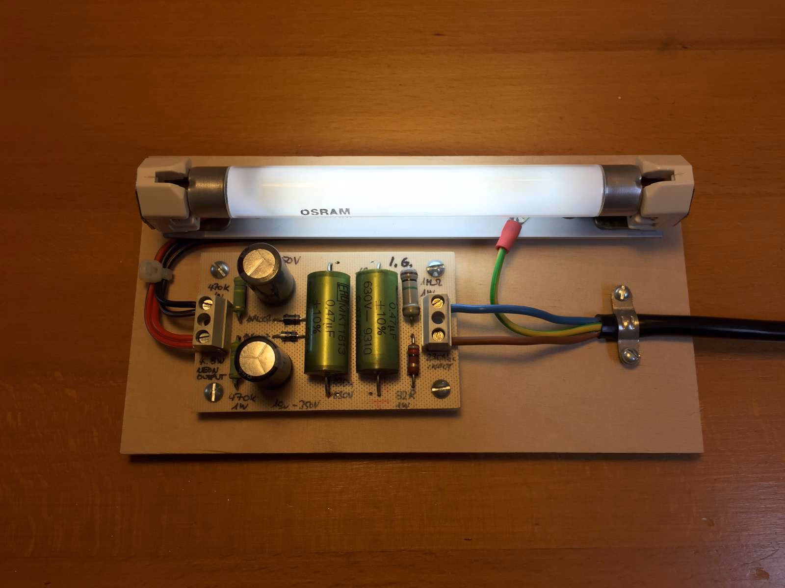 Are fluorescent tubes resonant?