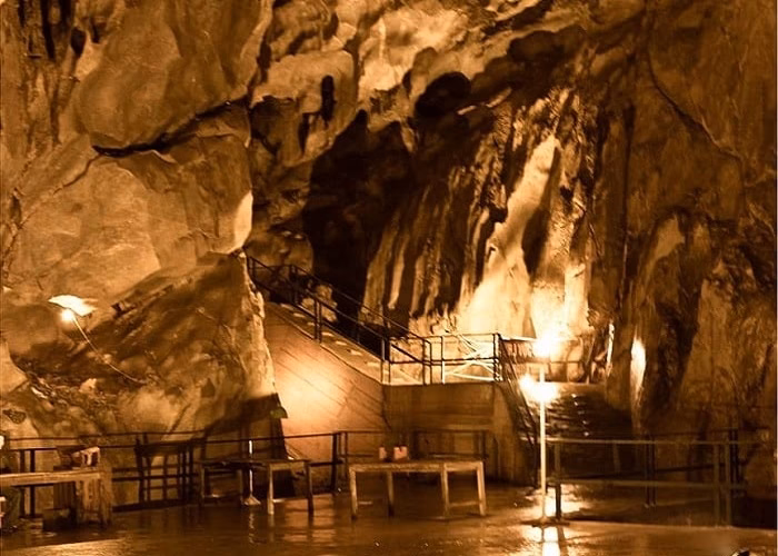 Where is hospital cave in Vietnam?