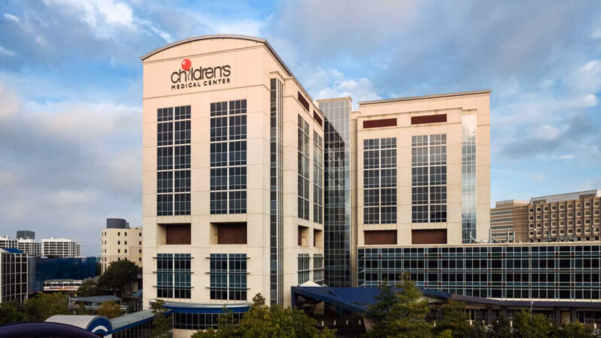 How many beds does children's Medical Center Dallas have?