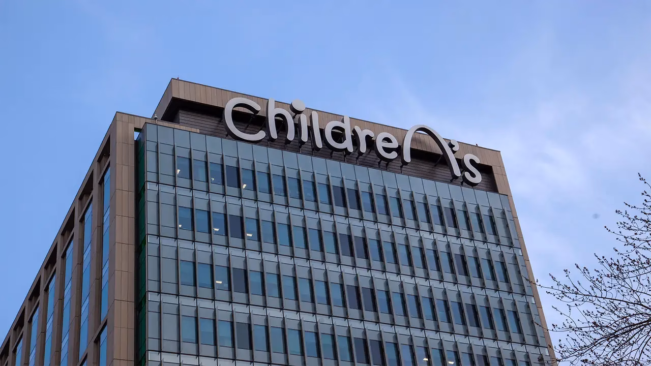 How many children's hospitals are there in the United States?