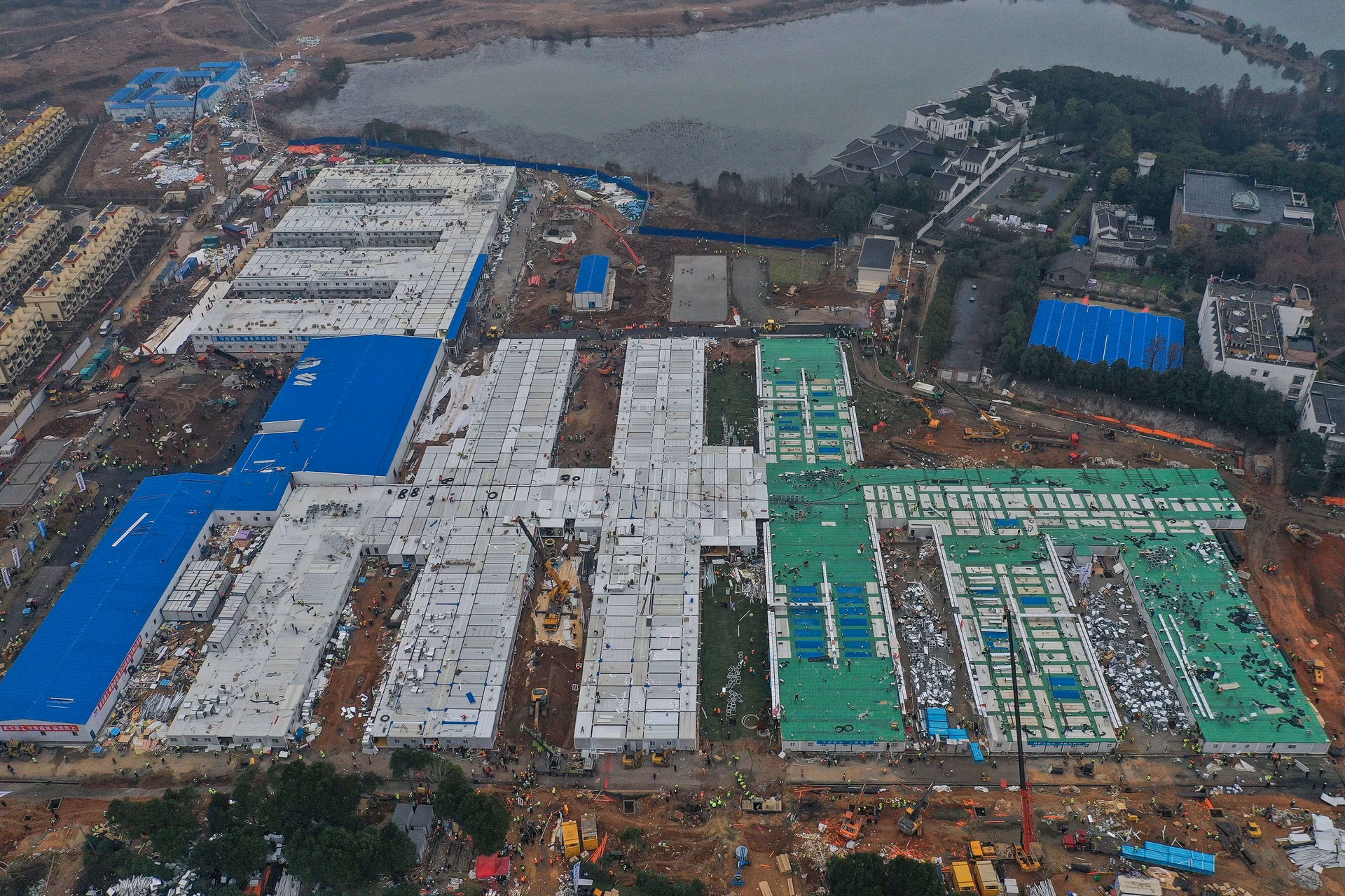 How many temporary hospitals were built in China?