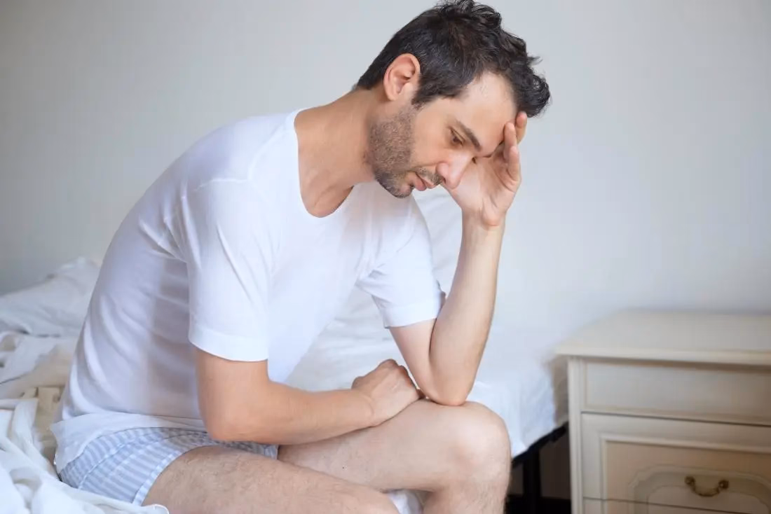 Can Chlamydia cause pain in testicles?