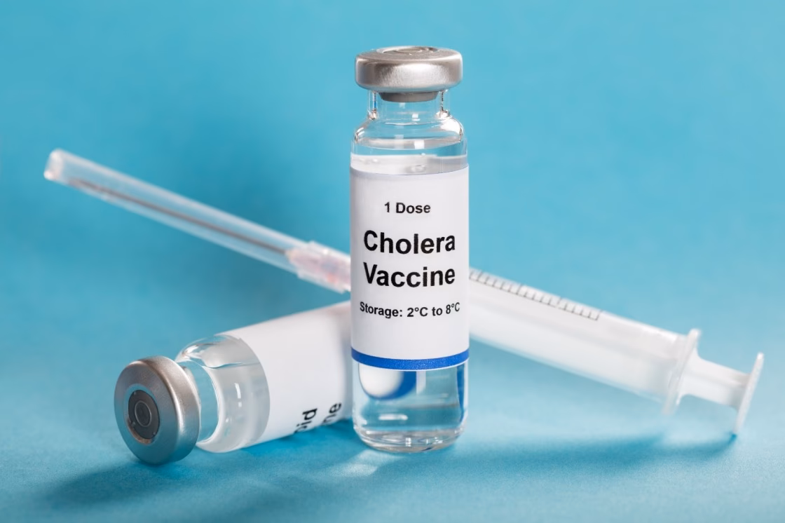 Does antimicrobial therapy help cholera?