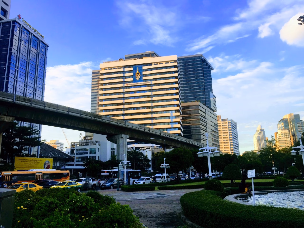 What medical services does Chulalongkorn Hospital Bangkok offer?