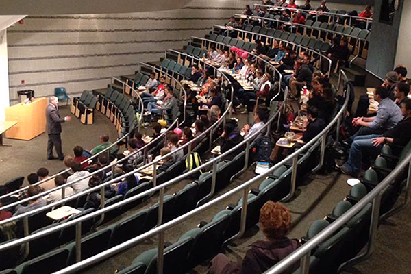 What is a Doctor of Osteopathic Medicine (DO) program?