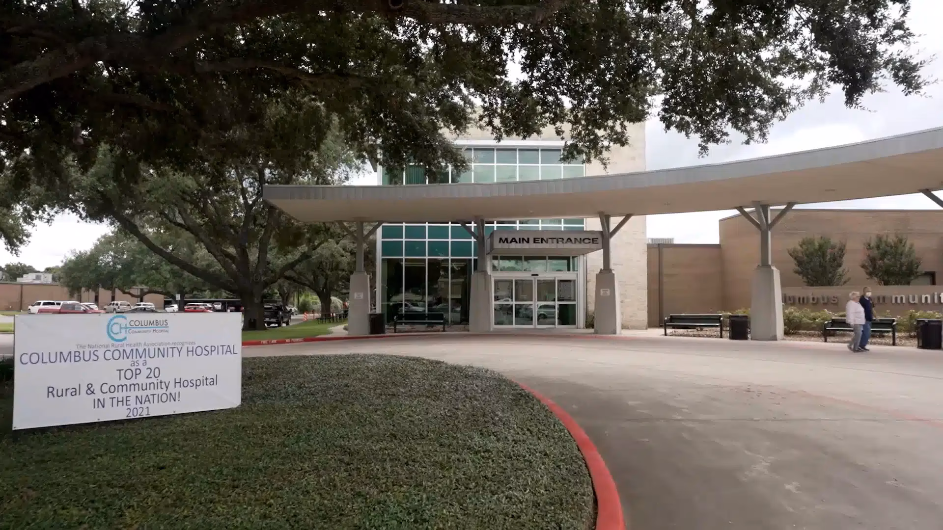 How many doctors does Columbus Community Hospital have?