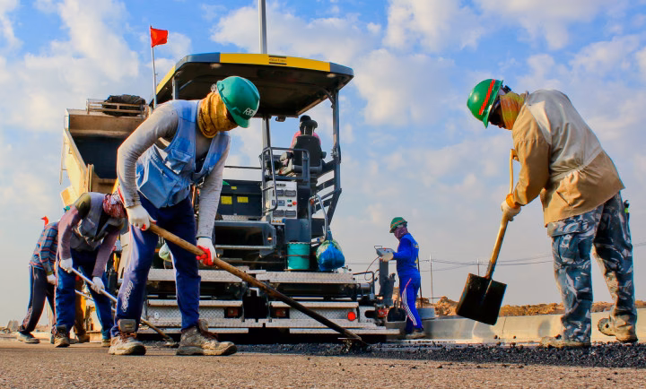 What are the responsibilities of a construction worker?