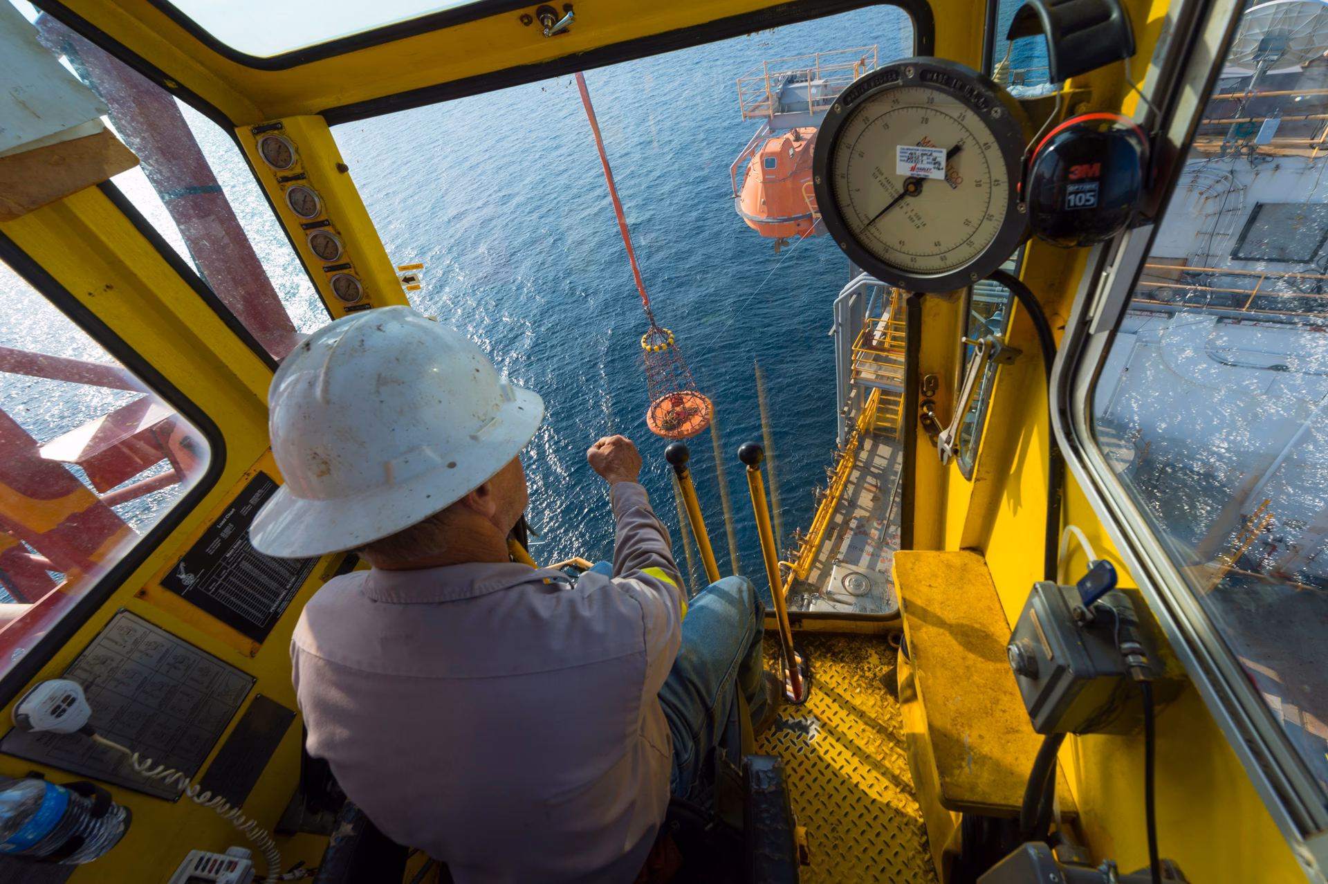 What innovations have been made in the offshore crane industry?
