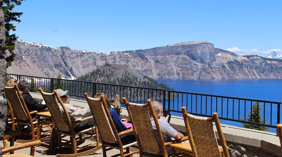 Does Crater Lake Lodge have a dining room?