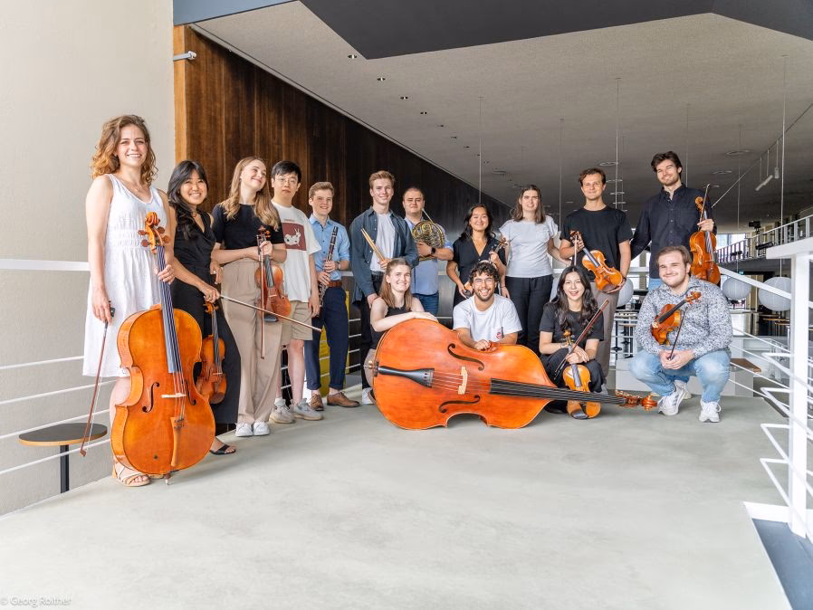 What is the Deutsche Oper Berlin E V scholarship?