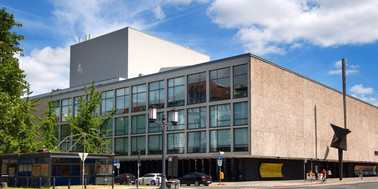 Wie ist die Garderobe der Deutschen Oper Berlin versichert?