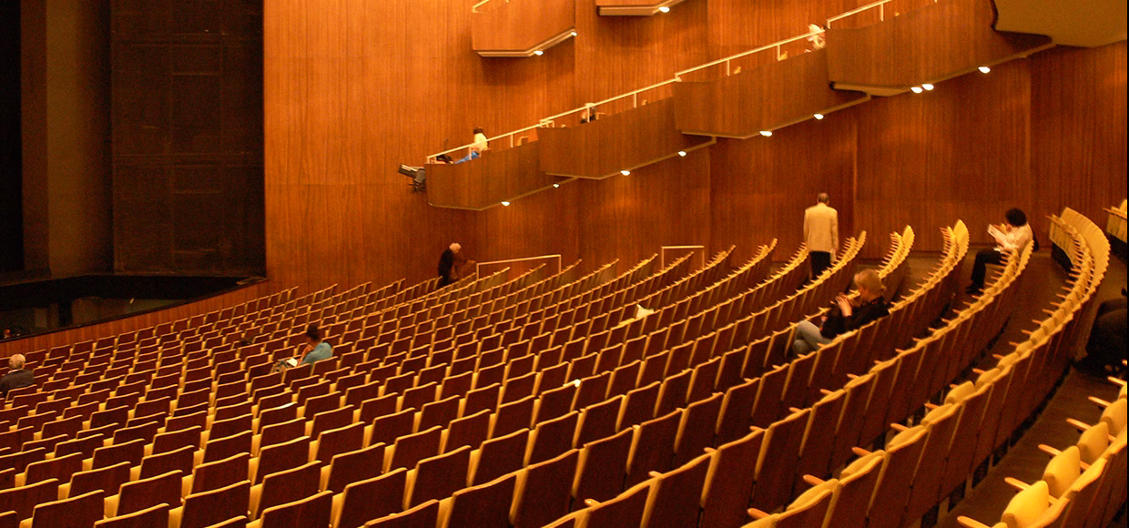 Wie viele Plätze hat das Opernhaus?