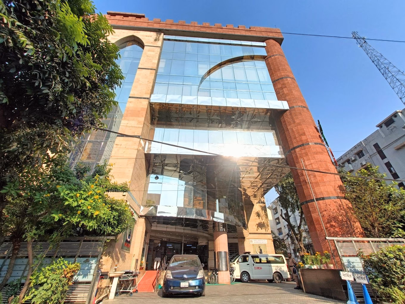 What is the address of Ibn Sina Hospital Dhanmondi?