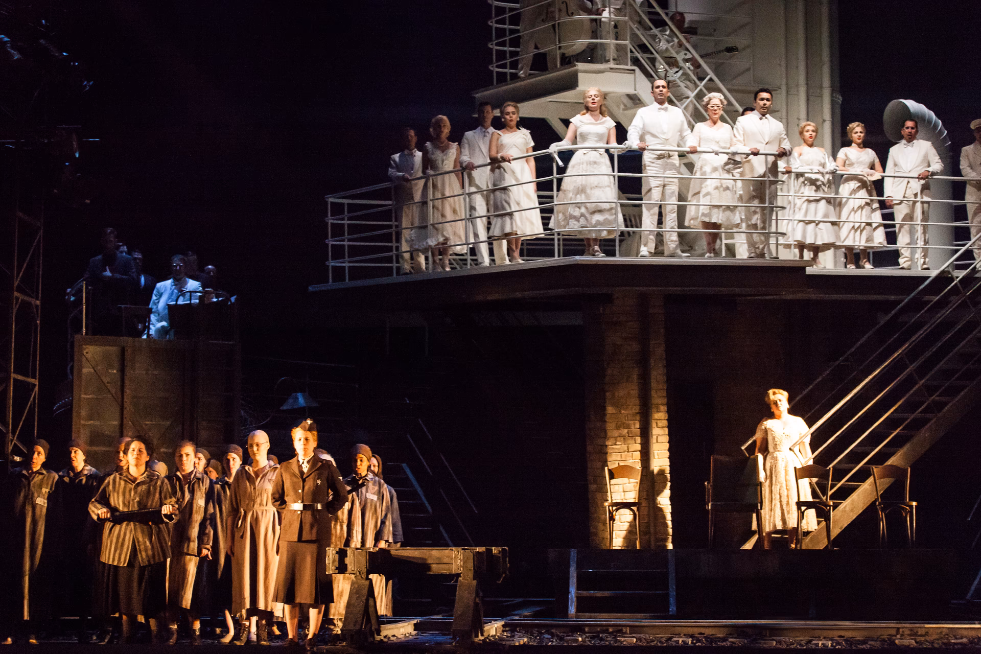 Wie viele Akten hat die Passagierin?