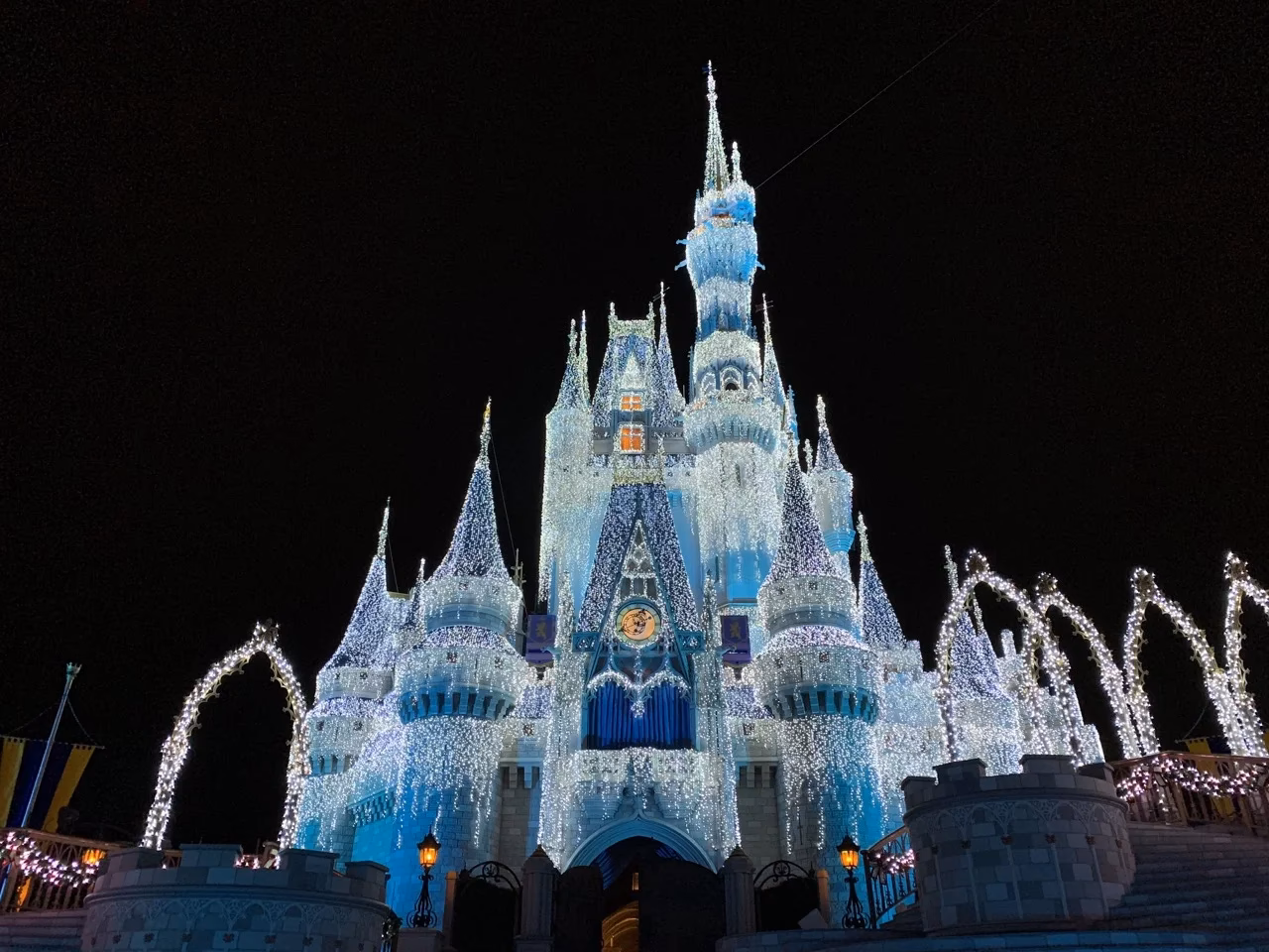 What are Disney theme park hours?