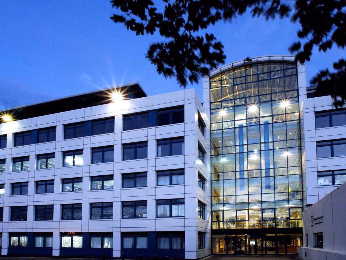 Where can I get a medical degree in Dundee?