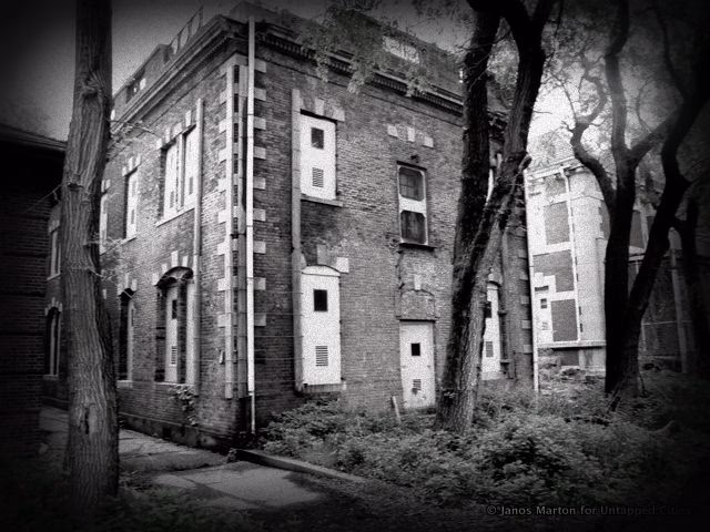 What was Ellis Island's largest public health service hospital?