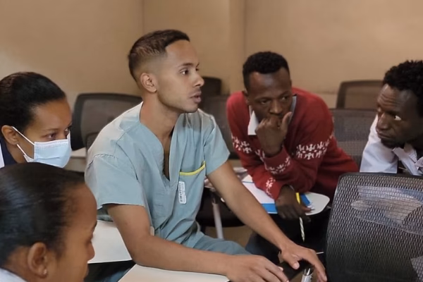 What accredits the University of Toronto emergency medicine program?