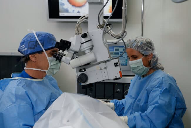 How many doctors perform cataract removal surgery in West Palm Beach?