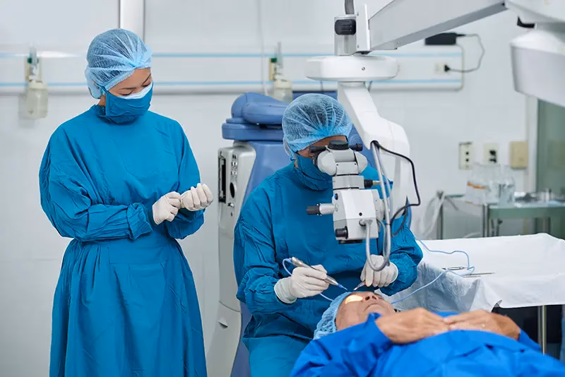 How many doctors perform cataract removal surgery in West Palm Beach?