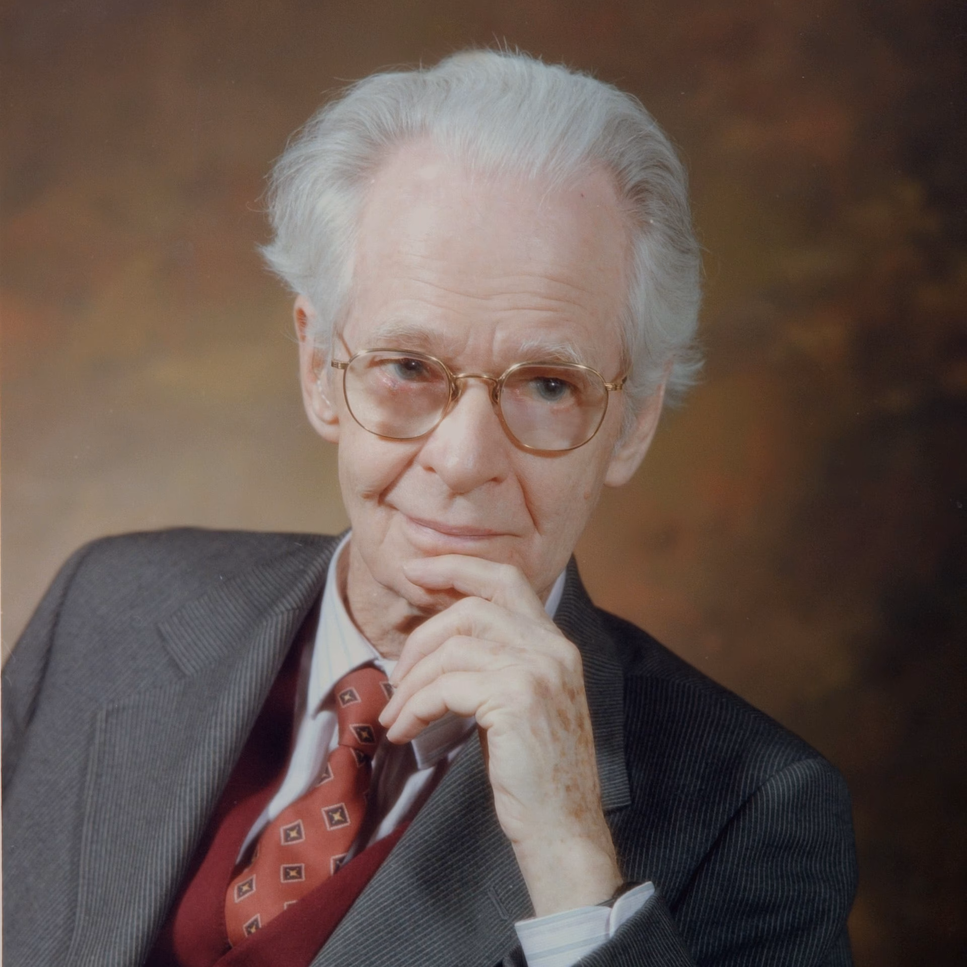 What is operant conditioning according to Skinner's theory of learning?
