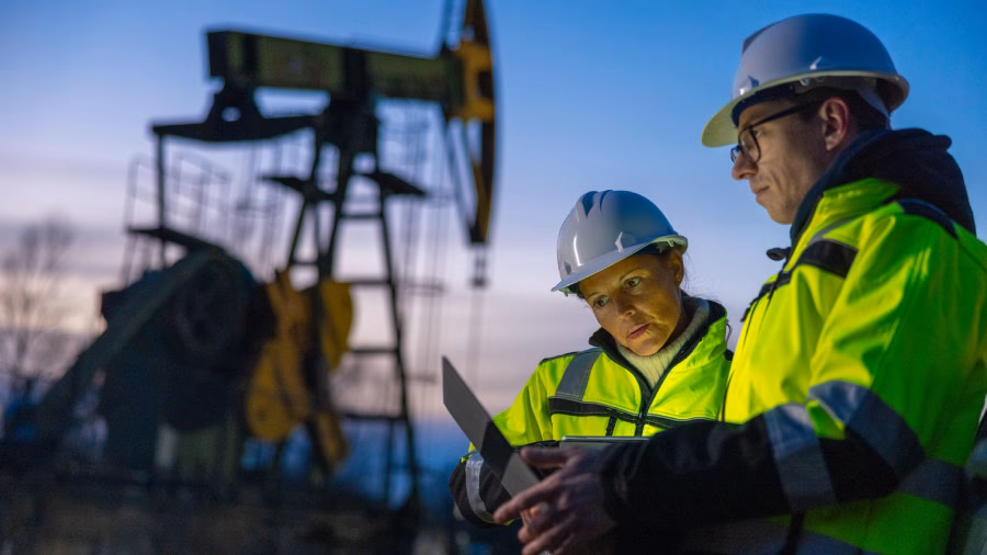 How do I become an oil and gas operations manager?