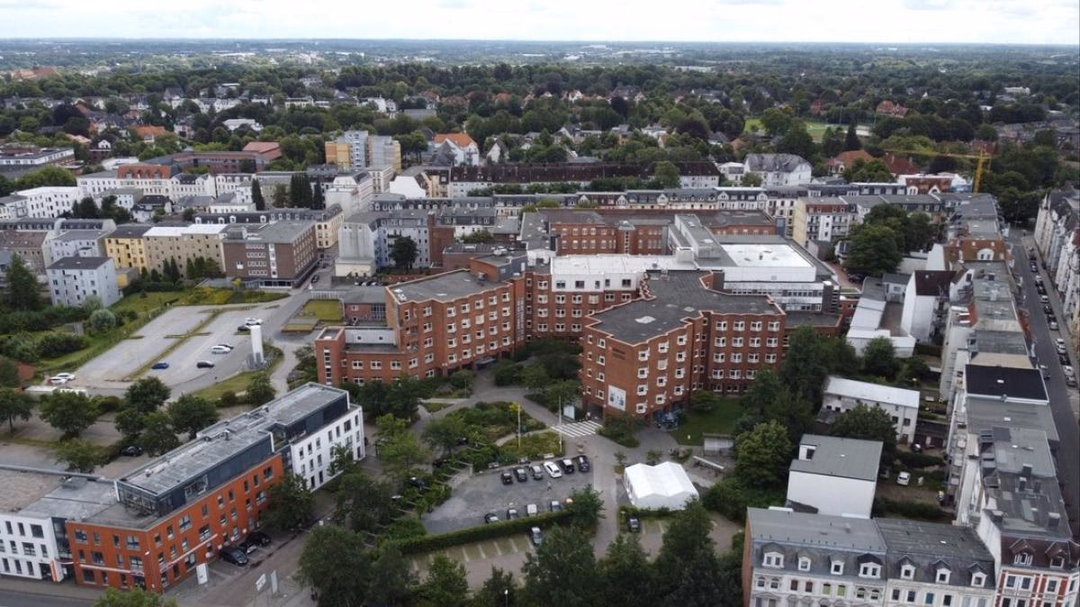 Wo befindet sich das St. Franziskus-Hospital in Flensburg?