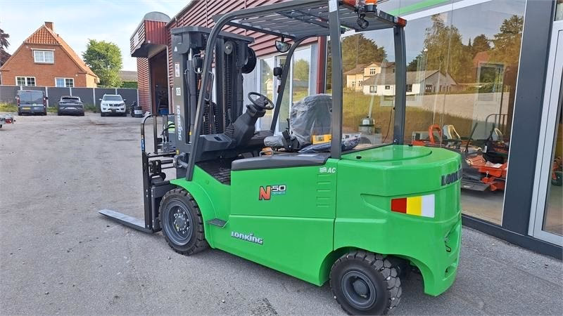 What qualifications do you need to be a forklift driver?