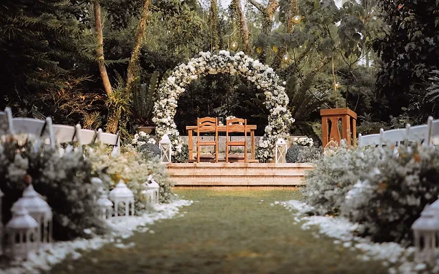 Which Tagaytay wedding venue has a chapel?